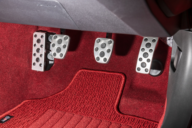 ペダルはアルミタイプ