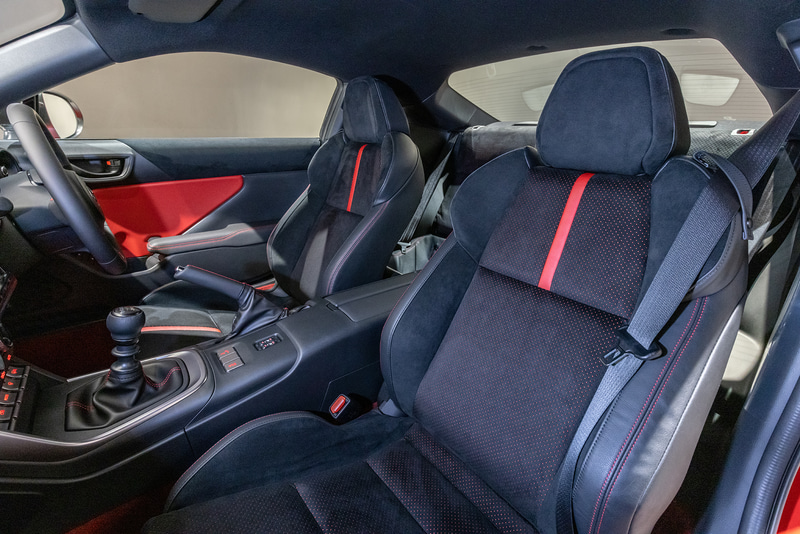 スポーツシートの表皮は本革とウルトラスエードのコンビネーションタイプ