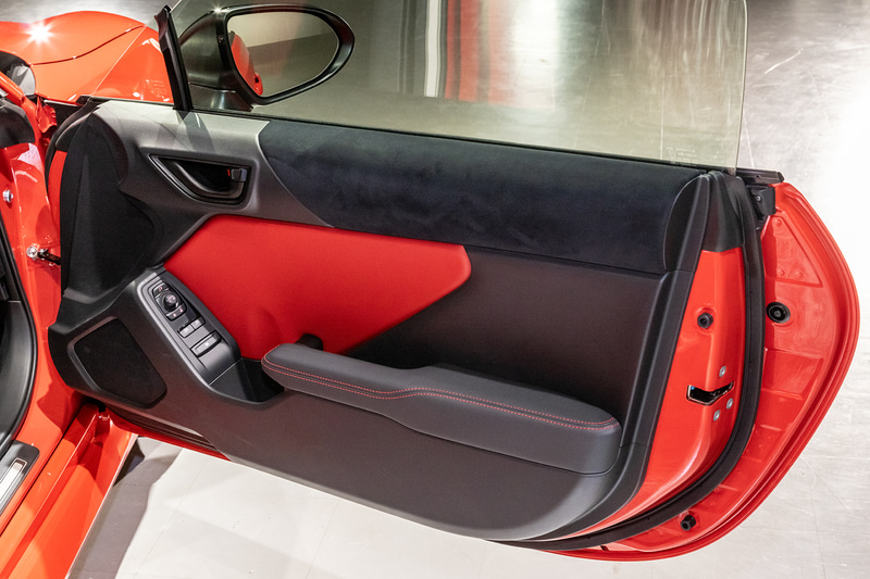 インナードアハンドルはブラック