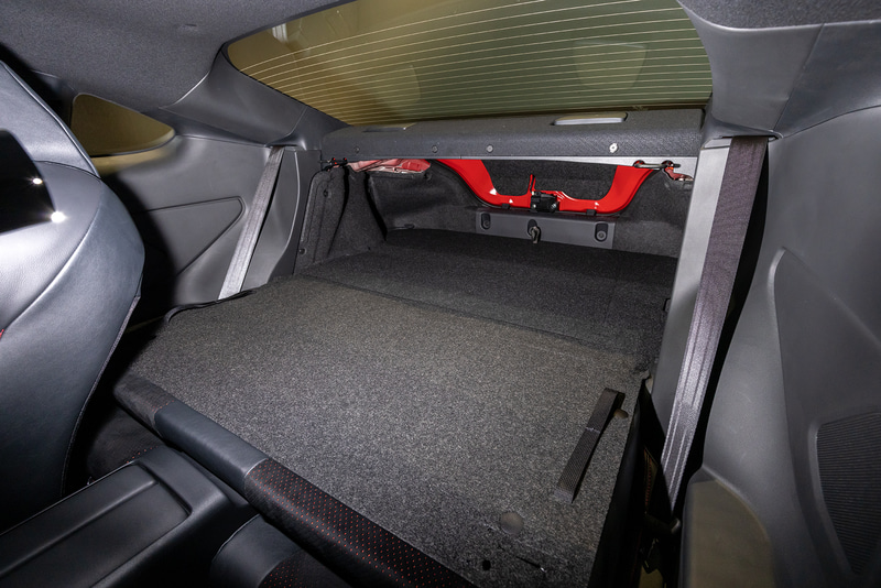 リアシートを前倒しすることで大きなトランクスペースを確保。初代同様、タイヤ4本の積載が可能