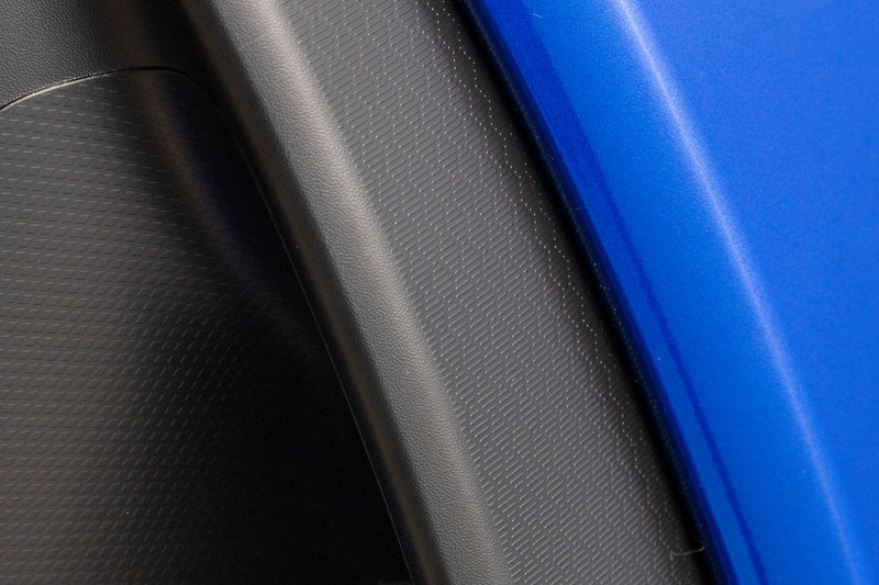 サイドダクト部分の“シボ”形状はGR 86と異なり上方に20度傾いている。レース車両の“鮫肌”と同様に、この部分で空力の味付けをしているという