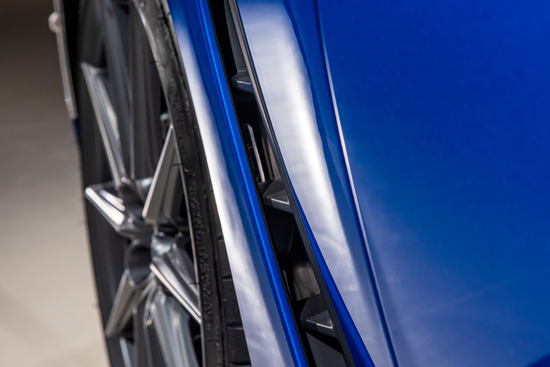 フロントフェンダー後方にはホイールハウス内の空気を吸い出すエアアウトレットを装備