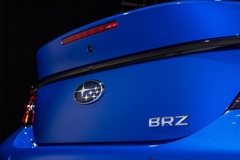 トランクリッドにBRZのバッヂが付く
