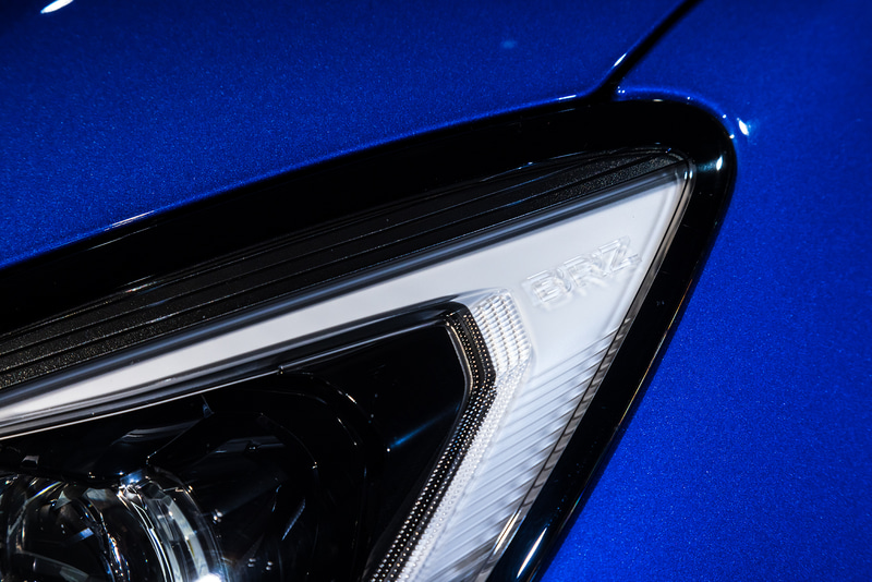 ヘッドライト端にBRZの文字が入る
