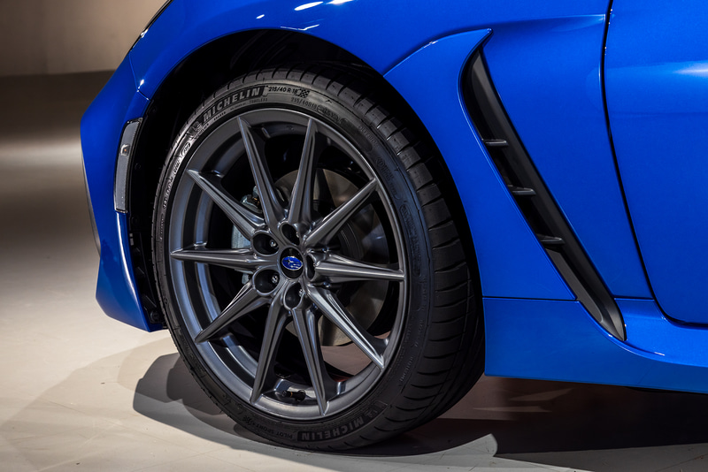 タイヤはミシュラン「パイロットスポーツ4」（215/40R18）。アルミホイールにはマットグレーダークメタリック塗装が施される