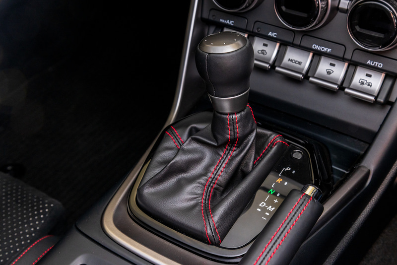 MT車風の形状を持つシフトノブ