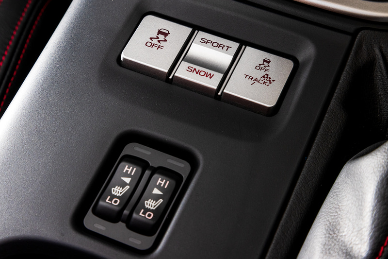 スポーツ/スノーのモード切り替えボタンが備わる