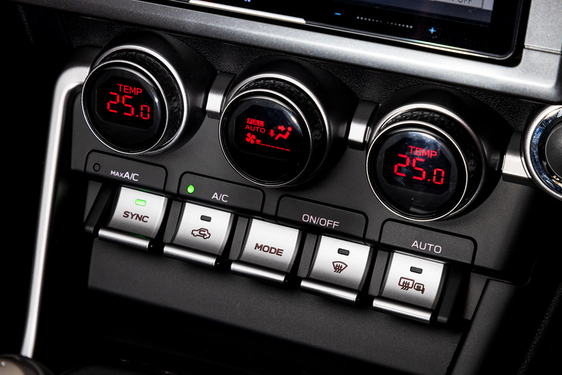 エアコン操作パネル。運転席、助手席で温度変更が可能なデュアルエアコンを装備している
