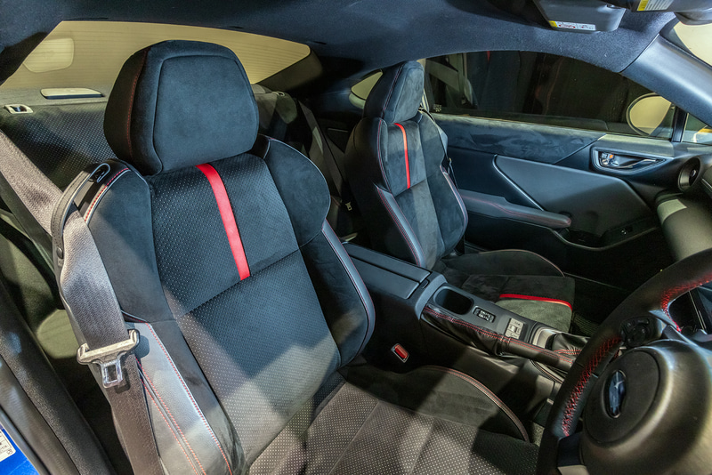 フロントシートはレッドステッチとシルバーのパーフォレーションの組み合わせ