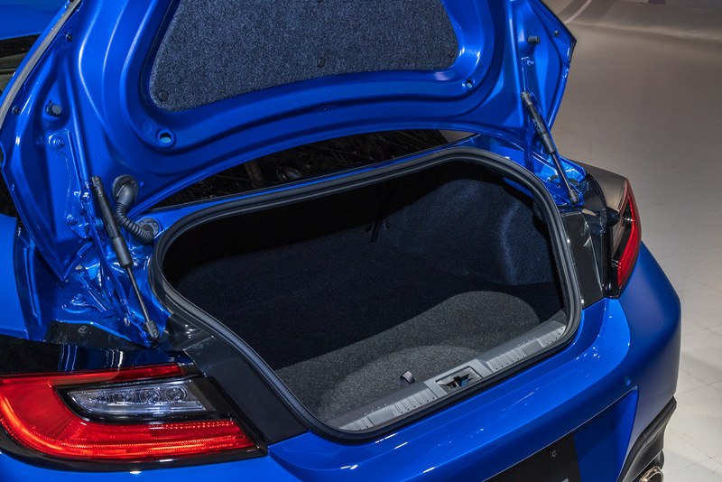 トランクはリアシートを倒すとタイヤ4本が積載可能なスペースを持つ