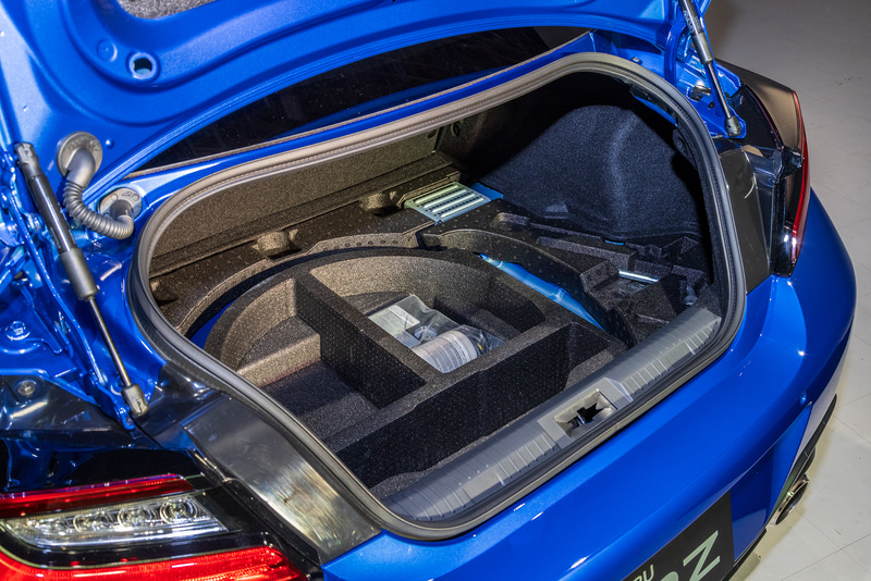 下部にはパンク修理キットなどが収納されている