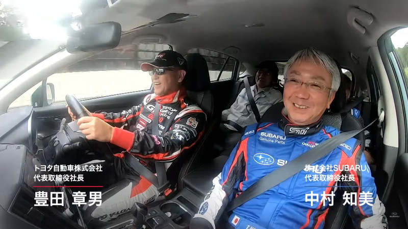トヨタ自動車の豊田章男社長とスバルの中村知美社長が同乗している様子