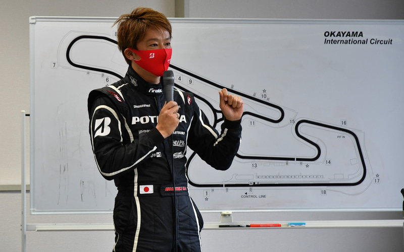 特別ゲストとして紹介され、タイヤの使い方について語る佐々木雅弘選手