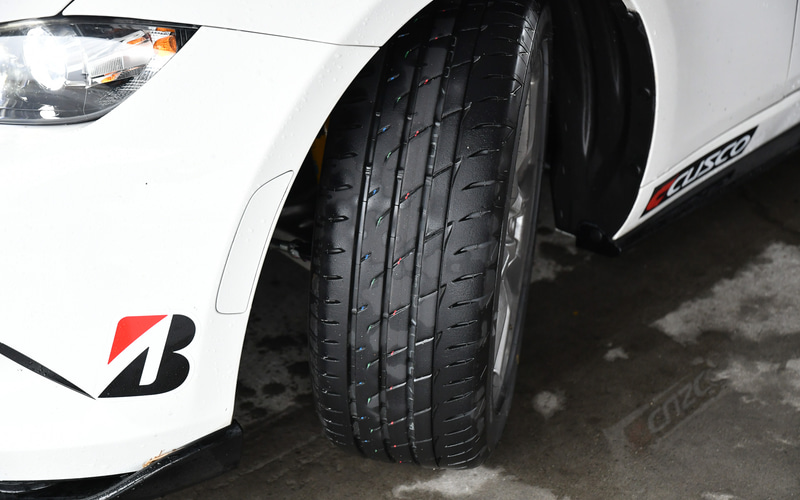 佐々木選手によって2分12秒138という最速タイムを記録した後のアドレナリン RE004。タイヤの表面もきれいで、佐々木選手がいかにうまくタイヤを使っているのかが分かる