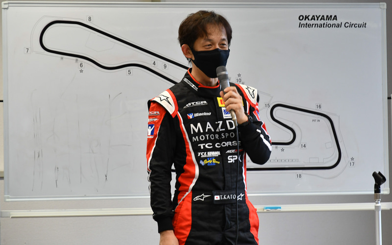レーシングコースにおけるポイントを解説する株式会社TCR 加藤彰彬氏