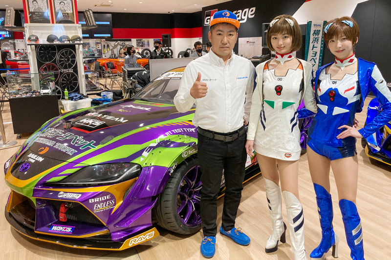 cカラー 左から畑中真吾選手、エヴァンゲリオンレーシングレースクイーンのレイ役 優月さん、シンジ役 村上楓さん