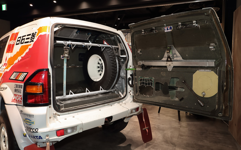 ドアやウィンドウなど開口部のパーツはカーボン製。リアにはタイヤを4本収納できる