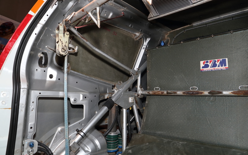 ドアやウィンドウなど開口部のパーツはカーボン製。リアにはタイヤを4本収納できる