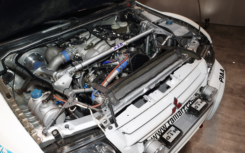 エンジンは市販されたパジェロ エボリューションと同じV6 3.5リッターの6G74型。ラリー車への搭載において不要な突起物などを削って軽量化している