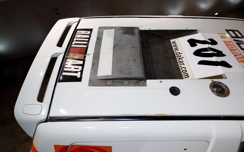 ルーフにはダクトが設けられ、トランク内に設置されたミッションクーラー、デフクーラーに外気を導く