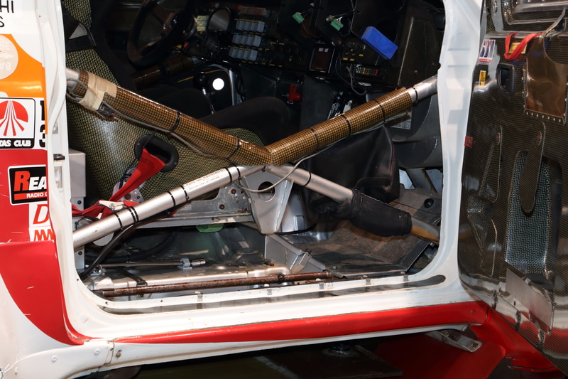 助手席の開口部の下端にある金属の棒は、ドライブシャフトに差し込み手動で回す自作の器具。こういう小さな器具が作業効率の向上につながり、メカニックの疲労軽減につながるという。疲労を抑えてミスを減らす工夫も、長丁場のラリーで勝利する大切な要因だ