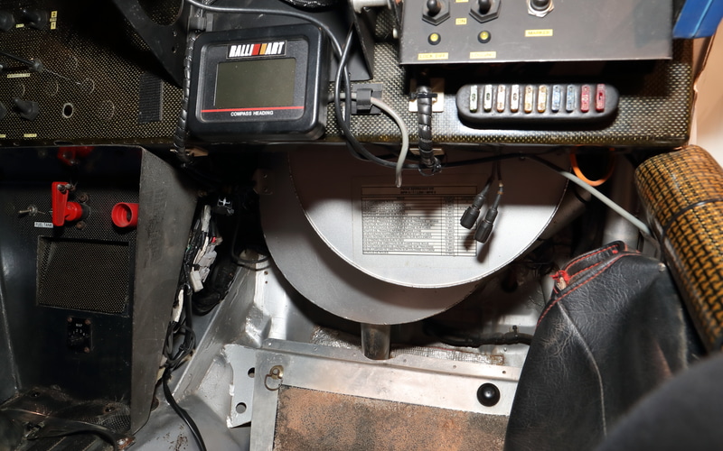 助手席足下にはサイクロン式のエアクリーナー。ここで吸った空気から砂を分離し、車外へ排出する。ノーマルボディを使ったパジェロの場合、エンジンルーム内には収まらなかったとのこと