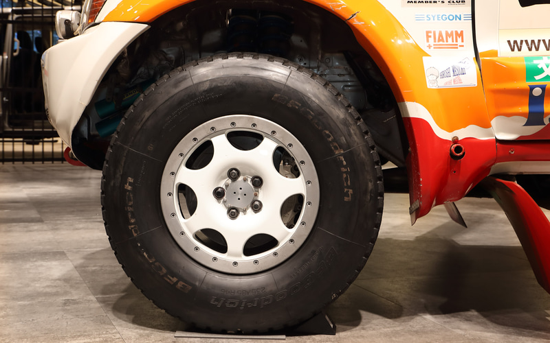 タイヤも優勝時のものだが保存状態もいい。中央には車内から空気圧を調整するためのシルバーのパーツが見える。ホイール外周のシルバーのリングは低圧での走行時にビード落ちを防ぐビードロック