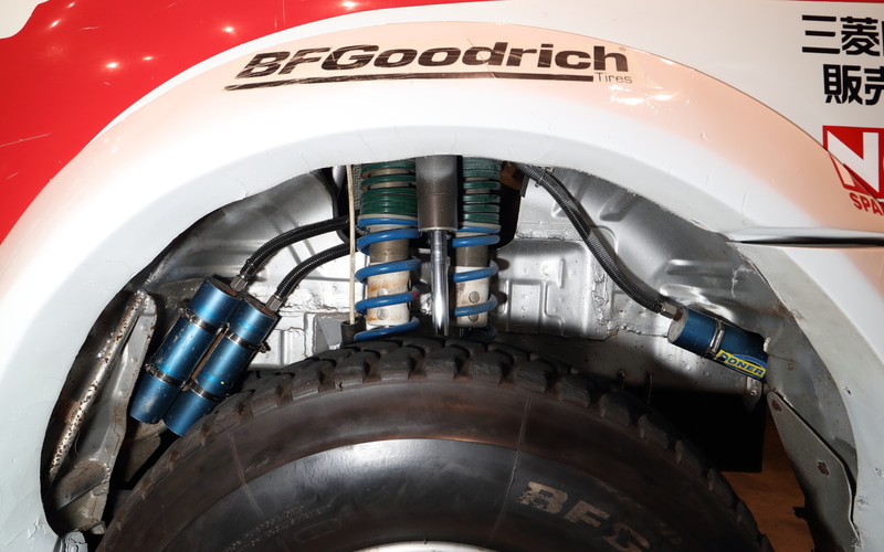 リアのダンパーは別タンク式が3本。スプリングが巻かれていない中央のダンパーは伸び側を規制するために装着されたもの