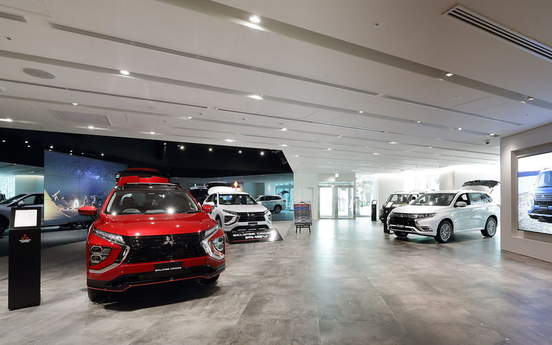 三菱自動車の現行モデルが並ぶショールーム。もちろんPHEVも充実している