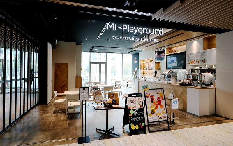 オーガニック茶葉とドライフルーツを使ったフルーティなどを楽しみながら、パジェロの走りや三菱自動車の最新情報を楽しめる「MI-Playground」（ショールーム2F）