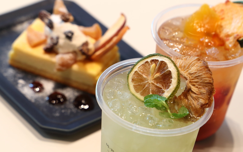 オーガニック茶葉とドライフルーツを使ったフルーティなどを楽しみながら、パジェロの走りや三菱自動車の最新情報を楽しめる「MI-Playground」（ショールーム2F）