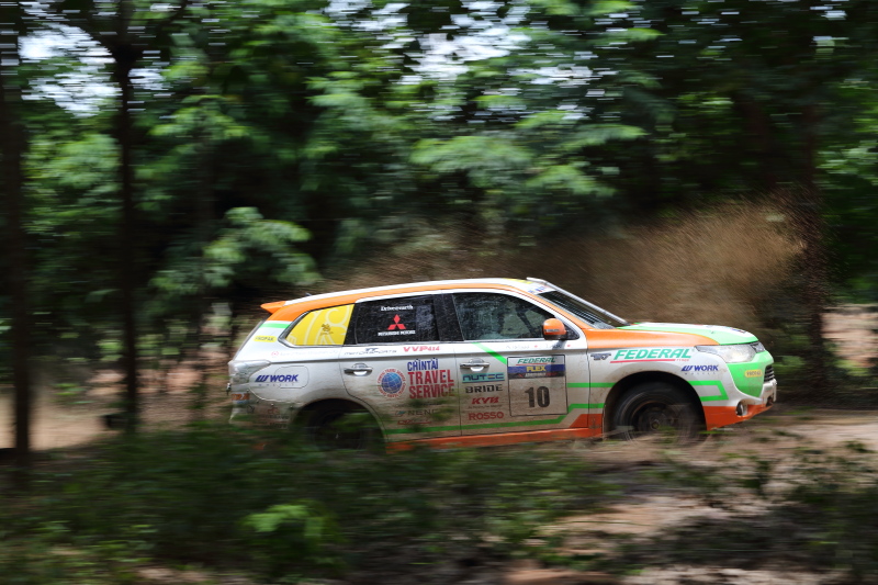 2013年のアジアクロスカントリーラリーに参戦したアウトランダーPHEV