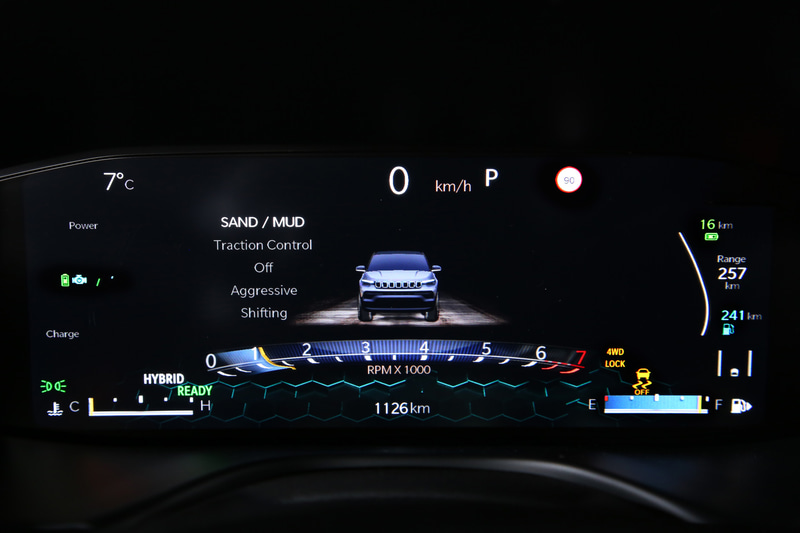 運転席には10.25インチのデジタルメーター