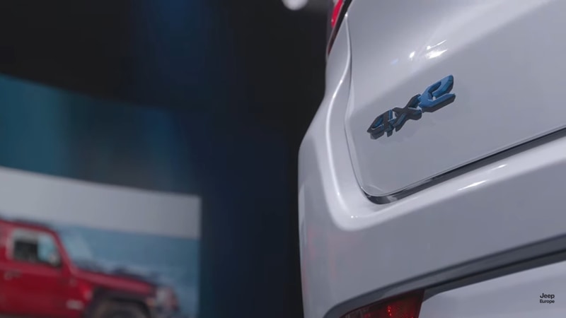 プラグインハイブリッドモデル「4xe」は後部に11.4kWhのバッテリーを搭載。0-100km/h加速は約7.5秒（バージョンによって異なる）。EV走行では最高速度が130km/h、ハイブリッドモードでは200km/hとなる。フル充電での航続走行距離は47～49km