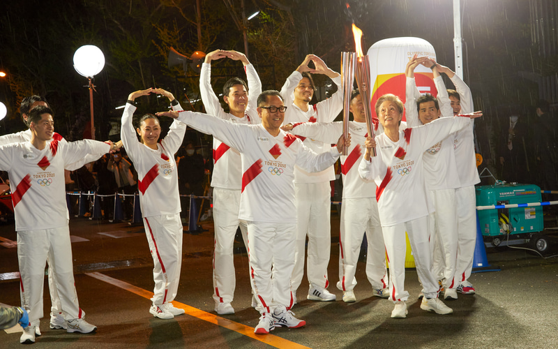 知的障がいのある人たちの社会参加を応援する国際的なスポーツ組織「スペシャルオリンピックス」チームから聖火を受け継ぐ豊田社長