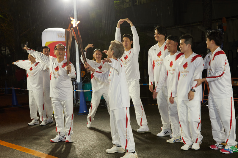 知的障がいのある人たちの社会参加を応援する国際的なスポーツ組織「スペシャルオリンピックス」チームから聖火を受け継ぐ豊田社長