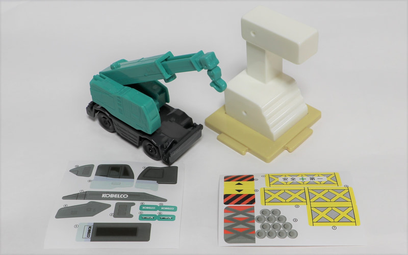 工事現場＆コベルコ ラフテレーンクレーン パンサーX 250。クレーンは上下伸縮も可能