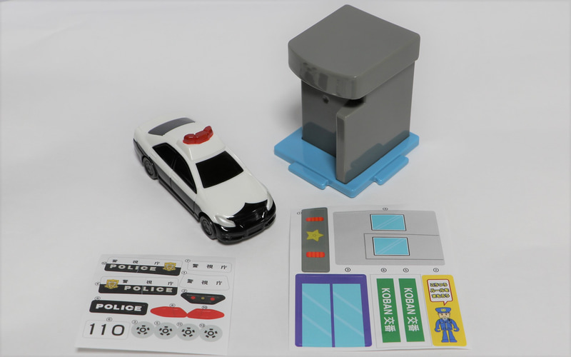 交番＆トヨタ クラウン パトロールカー。白と黒のボディはもちろん、ルーフにはパトランプも再現