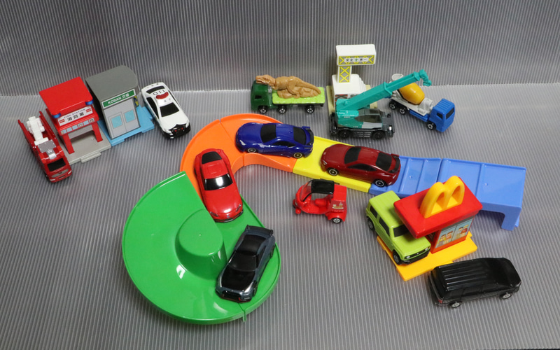 クルマだけでなく建物や道路があることでジオラマ感が出ますよね