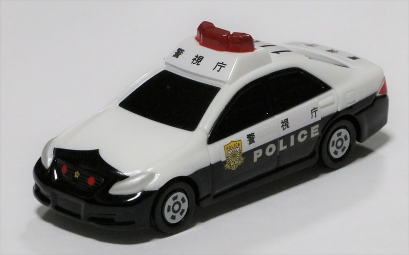 交番＆トヨタ クラウン パトロールカー。白と黒のボディはもちろん、ルーフにはパトランプも再現