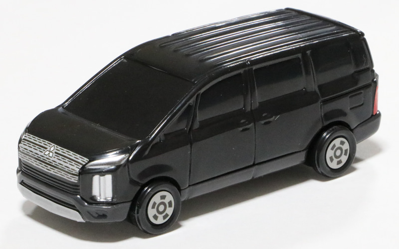 らせん道路＆三菱 デリカD:5。1回転しながら勢いよく滑り降りてくるらせん状の道路がセット