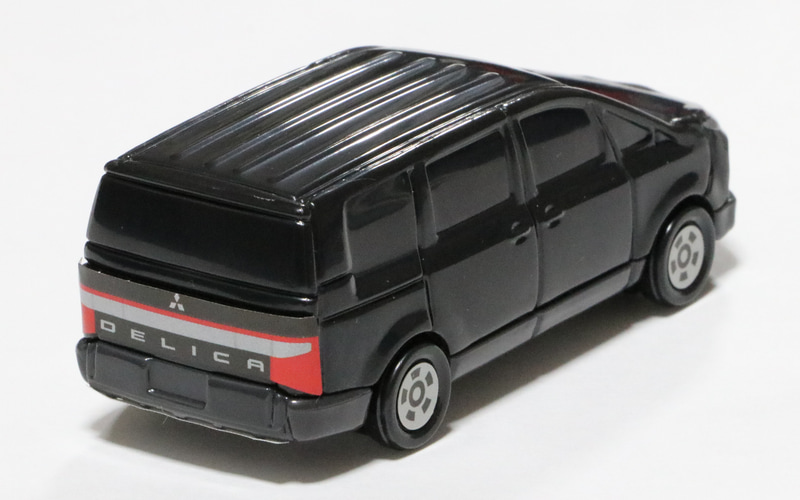 らせん道路＆三菱 デリカD:5。1回転しながら勢いよく滑り降りてくるらせん状の道路がセット