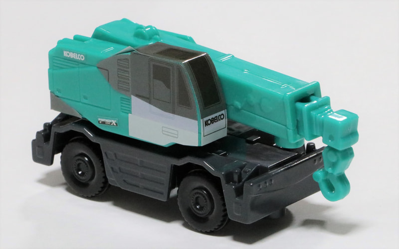 工事現場＆コベルコ ラフテレーンクレーン パンサーX 250。クレーンは上下伸縮も可能