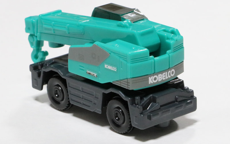 工事現場＆コベルコ ラフテレーンクレーン パンサーX 250。クレーンは上下伸縮も可能