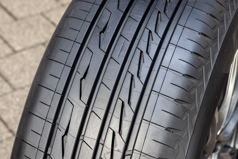 SUV用新型タイヤ「アレンザ LX100」のトレッドパターン。右がアウト側で左がイン側。静粛性に優れたレグノの要素技術が見て取れる