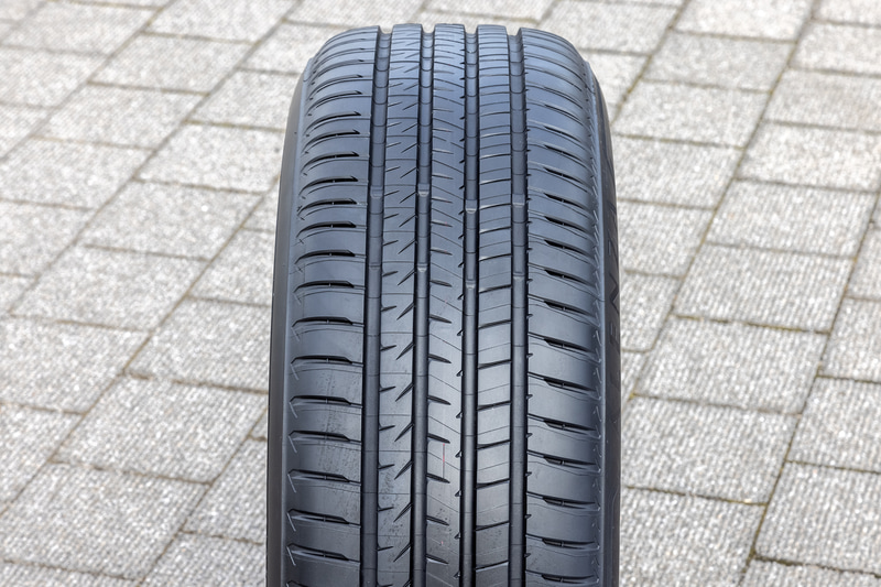 アレンザ 001のパターン。LX100と同じリブ基調だが、より剛性感を高めることに注力。しかし固くなりすぎないように横溝を刻んで剛性調整。弱くならないように3D-M字サイプの内部形状で制動時の剛性を出す。技術てんこ盛りタイヤ