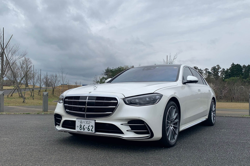 フルモデルチェンジしたSクラス。デジタルライトが印象的。必要に応じて極め付きに明るい