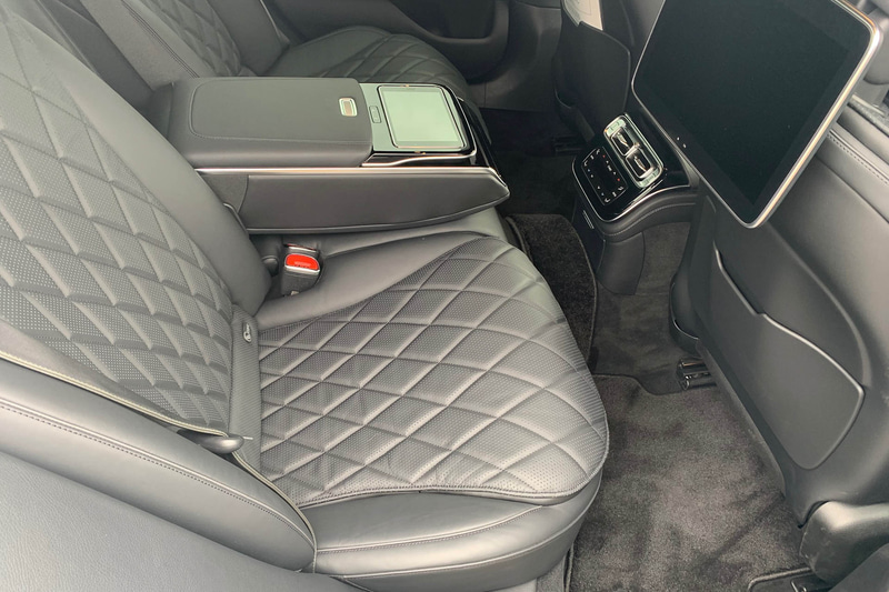 「後席もぜひ」と言われたが、一人旅ではそれも叶わない。確かに居心地よさそう。やはりきちんと作られた正統派セダンの乗り心地は素晴らしかった。きっと後席も快適だろうな