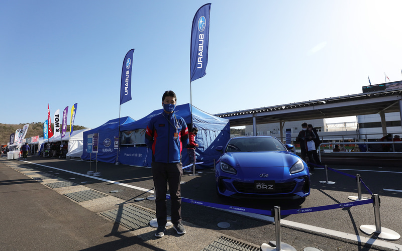 クルマの近くに立っていた国内営業本部 蓼沼太陽氏。詳細はまだ明かせないとのこと