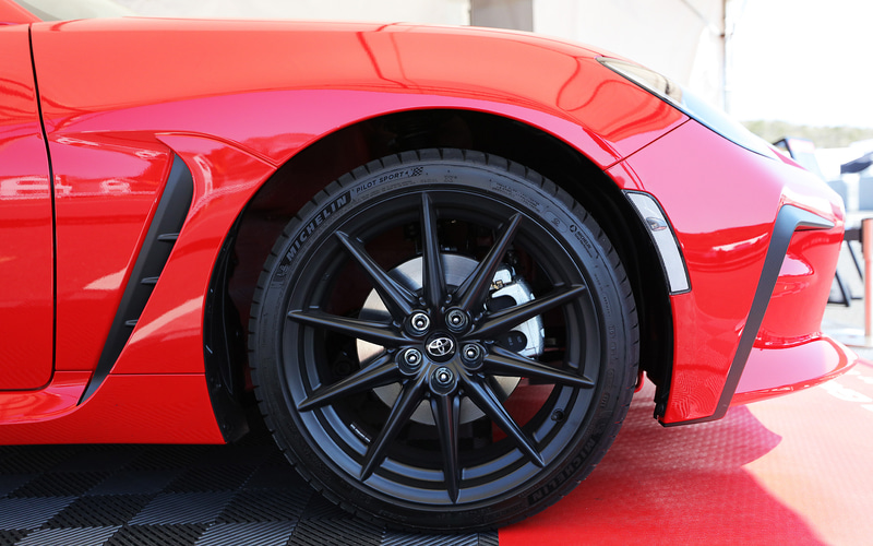 さまざまな角度からGR 86を見ることができる